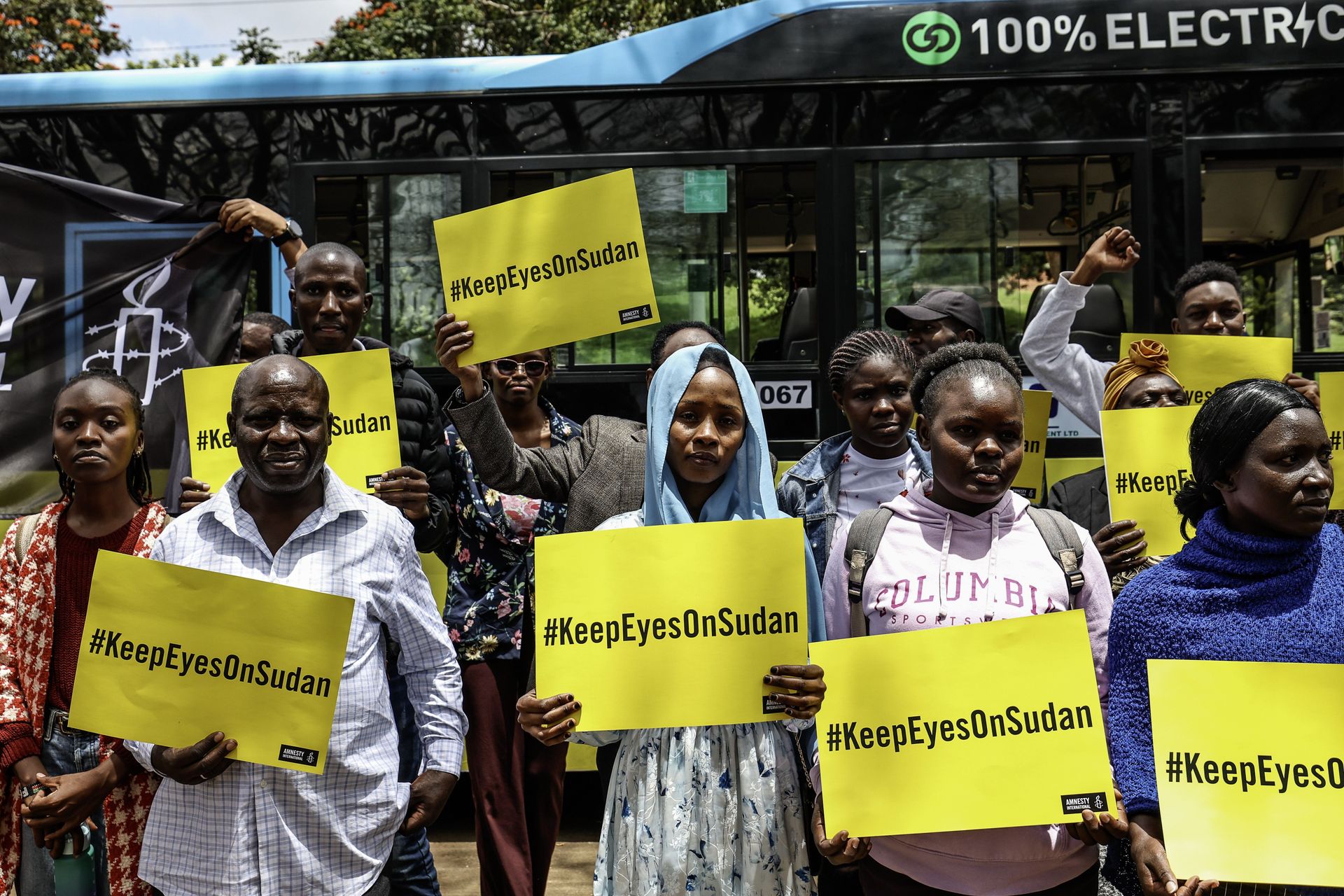 ANP – Een aantal Soedanese burgervluchtelingen en mensenrechtenactivisten houdt borden omhoog met de tekst ‘KeepEyesOnSudan’