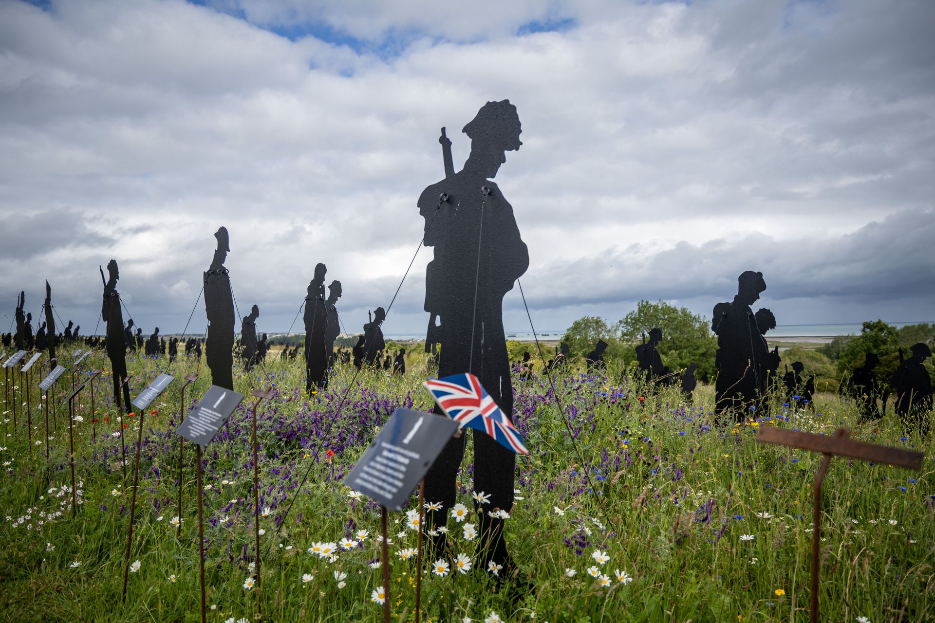  Metalen figuren die Britse soldaten uitbeelden die tijdens de D-Day-landingen zijn gesneuveld.