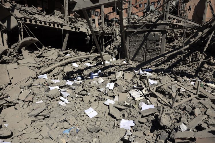 Papieren liggen op het puin van een beschadigd gebouw aan de Sharif-universiteit na een luchtaanval in Teheran, Iran, 7 april 2026.