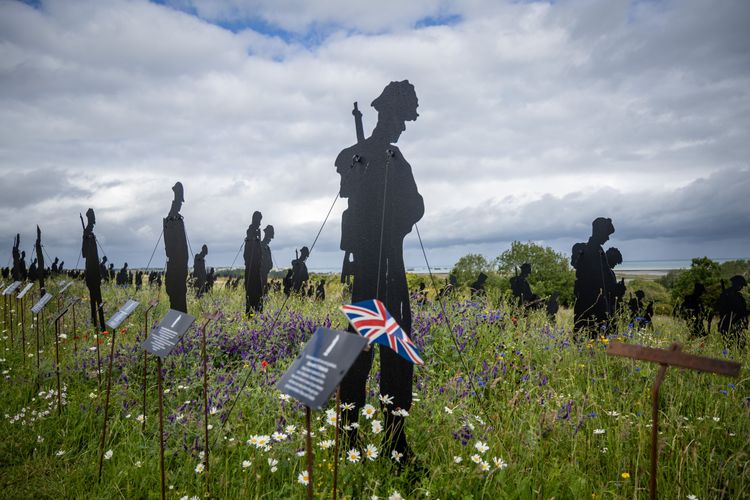  Metalen figuren die Britse soldaten uitbeelden die tijdens de D-Day-landingen zijn gesneuveld.