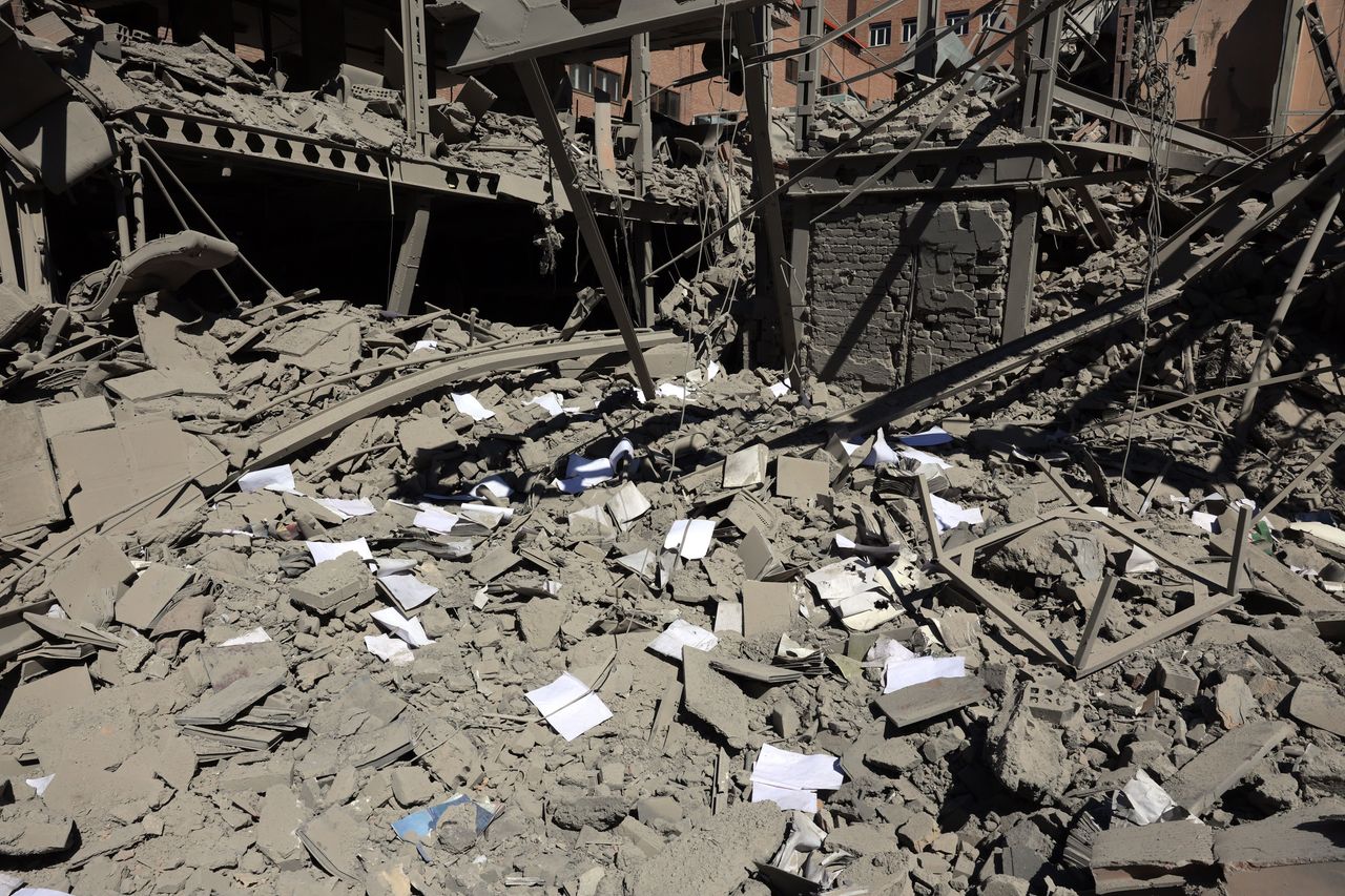 Papieren liggen op het puin van een beschadigd gebouw aan de Sharif-universiteit na een luchtaanval in Teheran, Iran, 7 april 2026.