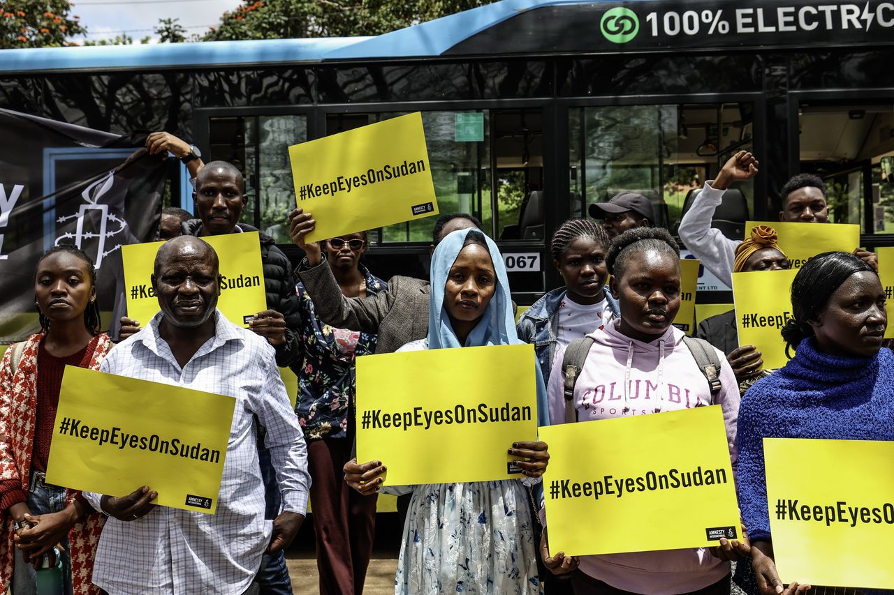 ANP – Een aantal Soedanese burgervluchtelingen en mensenrechtenactivisten houdt borden omhoog met de tekst ‘KeepEyesOnSudan’