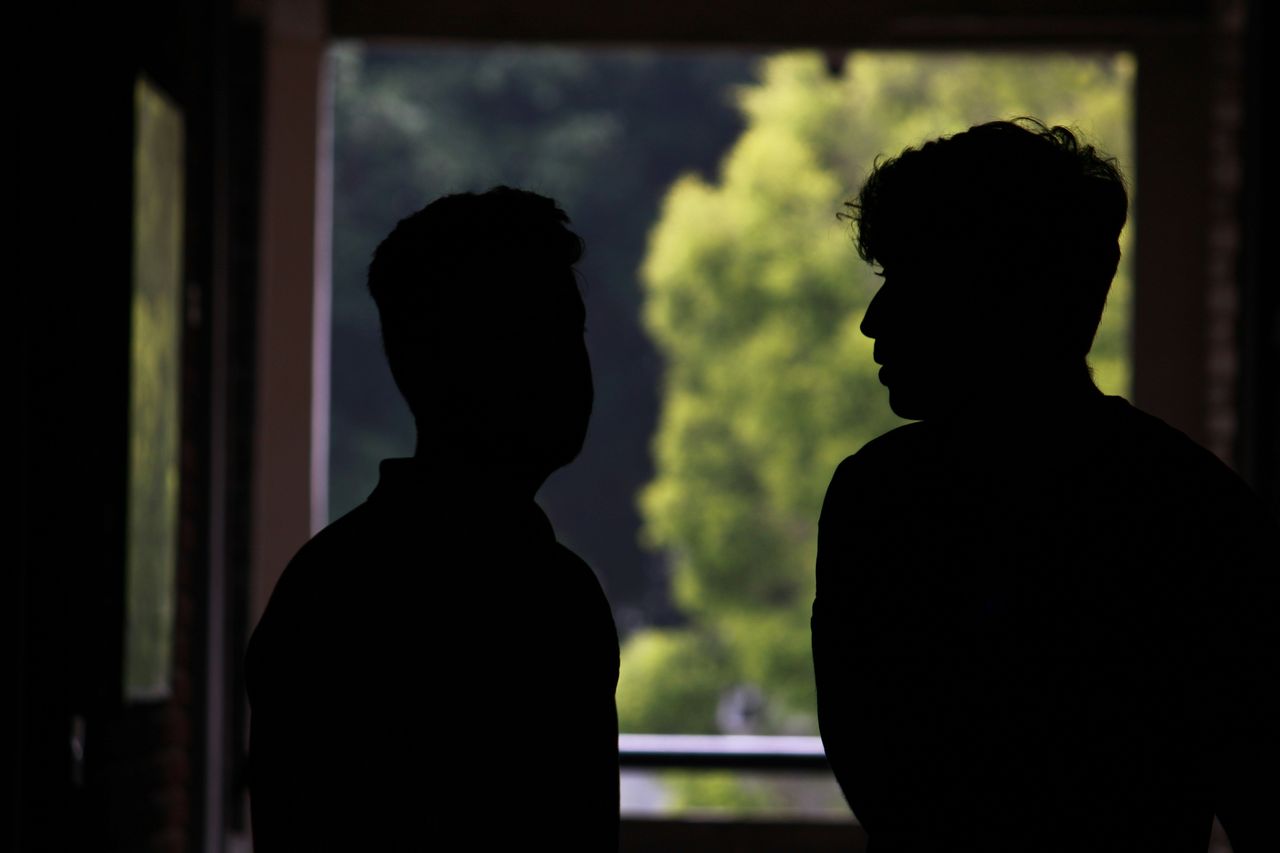 Silhouetten van mensen tijdens gesprek