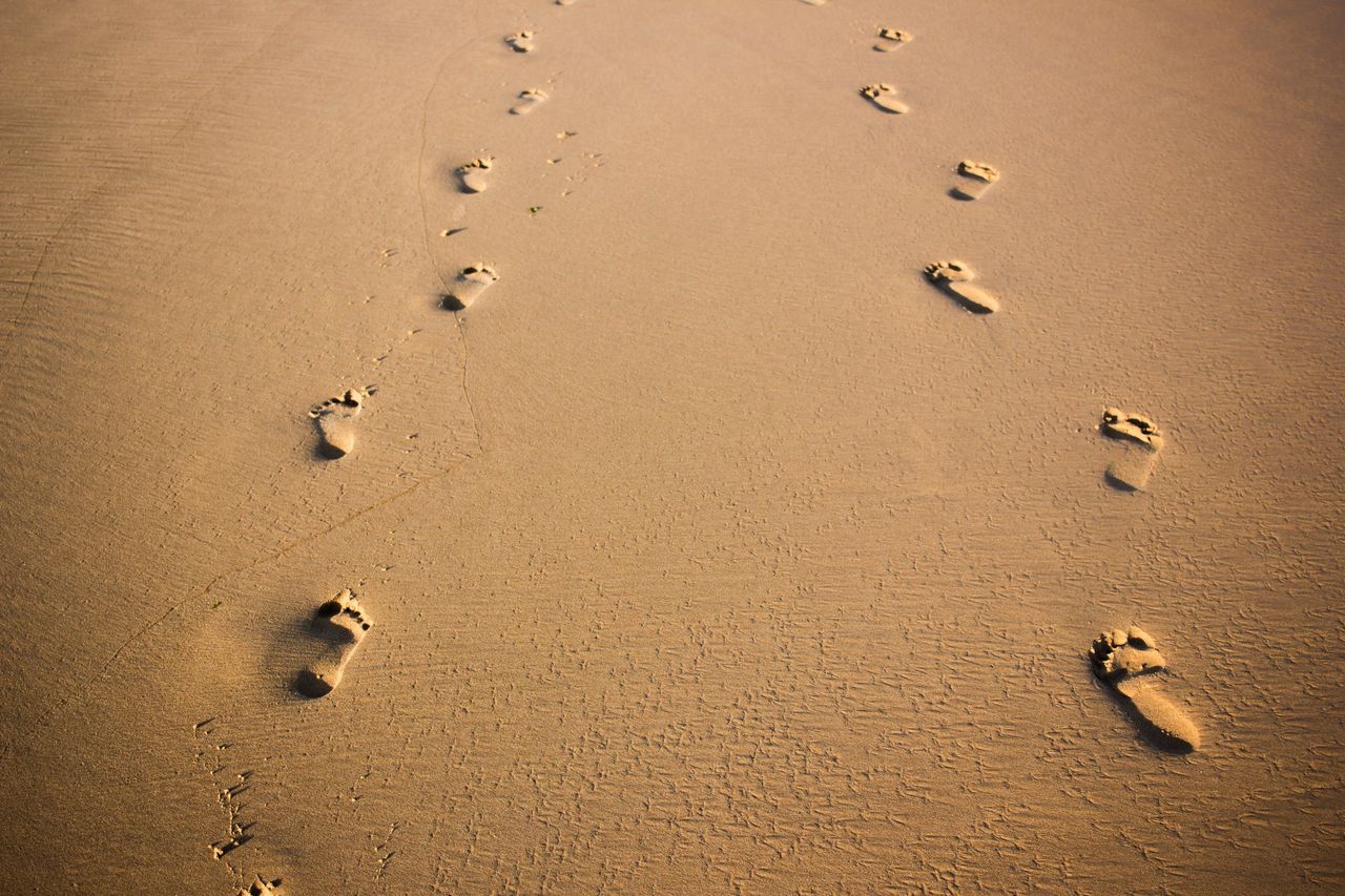 Felipe Correia via Unsplash- voetstappen in het zand